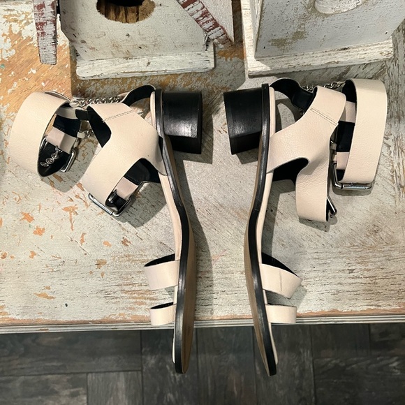 Top Shop Elegant Cream Sandals with Buckle Detail - Picture 3 of 6